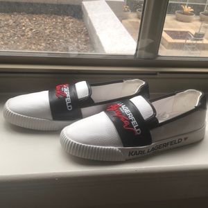 Men’s deck size 11, lightweight, only worn inside